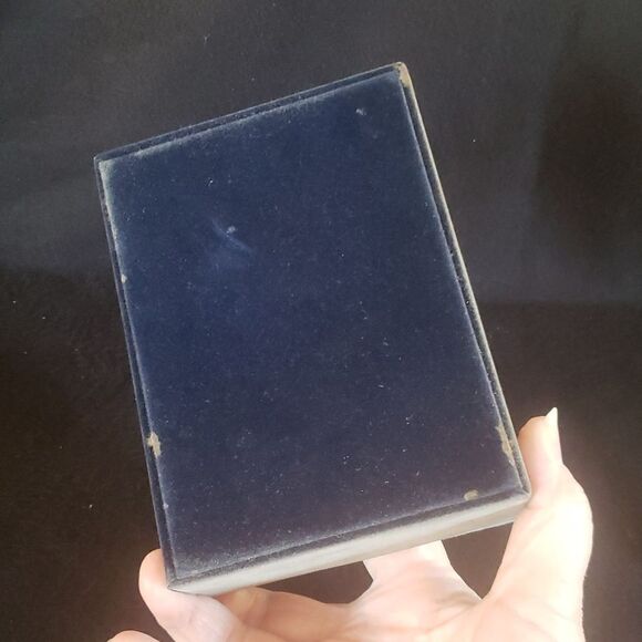 Pretty Vintage 1970s Velvet Lined Box w/ Shiny Intricate Design on Lid 6 x 4.5" - Picture 6 of 12